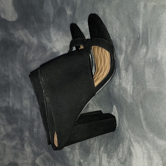 ❤️🔥👠❤️🔥 Rogue Assymetrical Black Slip On Heel Size: 7.5M👠❤️🔥👠 - Picture 2 of 7